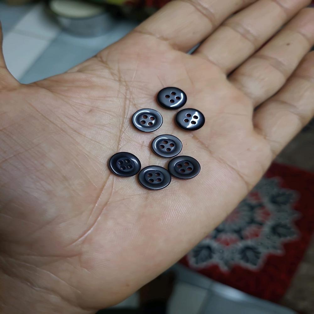 16 L POLYESTER BUTTONS BLACK 4 HOLE