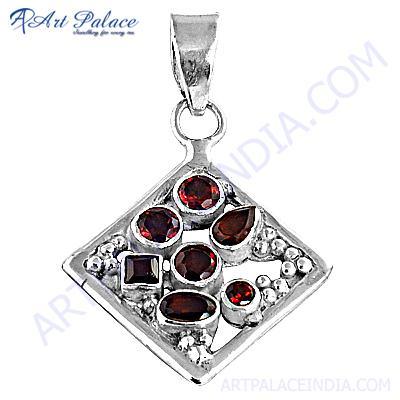 अनोखा सुंदर गार्नेट स्टर्लिंग सिल्वर पेंडेंट