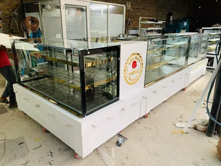 L Shaped Glass And Corian Sweet And Bakery Display Counter