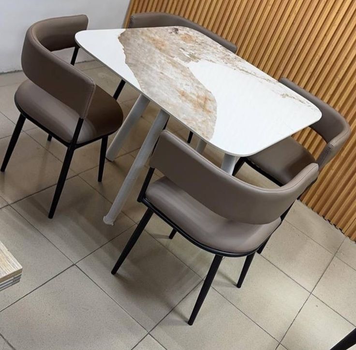 4 Seater Dinning Table
