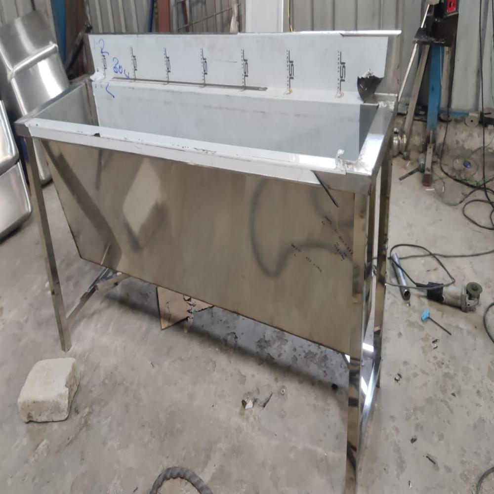 SS 304 FLOOR MOUNTED HAND WASH SINK