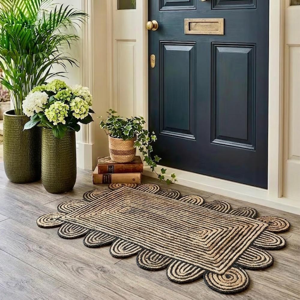 Handcrafted Rectangular Scalloped Jute Rug in Black and Natural