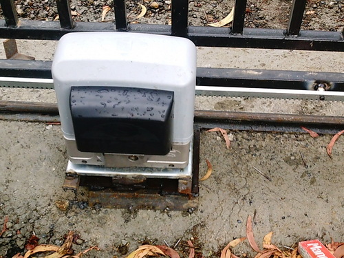 स्लाइडिंग गेट ऑपरेटर