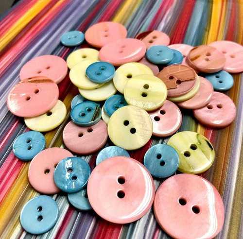 व्हाइट कलर डिज़ाइनर कलर बटन