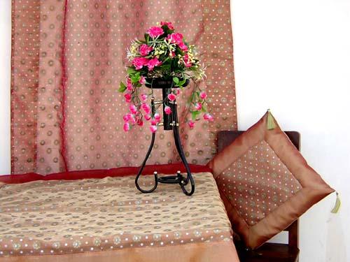 भारतीय पॉली तिशु प्रिंटेड पर्दा टेबल कुशन