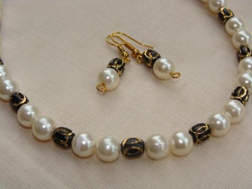 हाथ से बने मनके वाले आभूषण