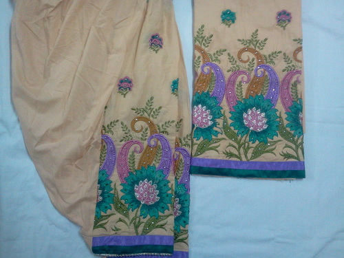 कढ़ाई की हुई पटियाला सलवार / कमीज