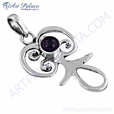 नीलम के साथ विशेष कटिंग सुरुचिपूर्ण और महंगा रत्न लटकन