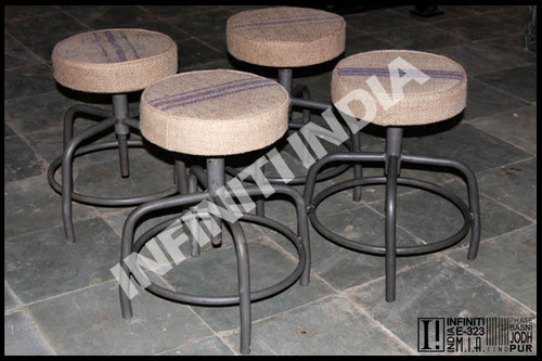 पॉलिश किया हुआ विंटेज इंडस्ट्रियल पाइप स्टूल