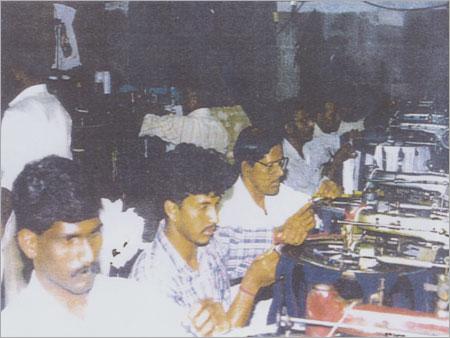 पैर की ऊँगली बंद करने के लिए-हाथ से जोड़ना