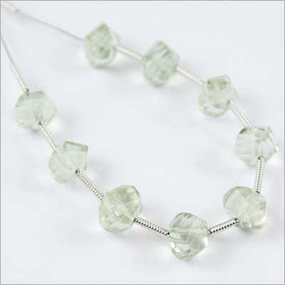 9 मोती - 6-6.5 मिमी - प्राकृतिक हरा अमेथिस्ट मुड़े हुए गोल मोती की स्ट्रैंड