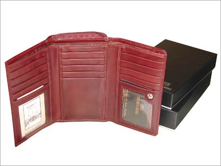 चमड़े का क्रेडिट कार्ड धारक