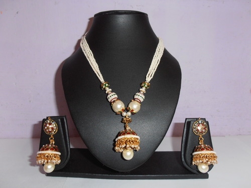 हैंडमेड नेकलस