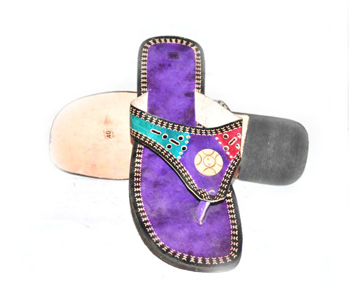 महिला कोल्हापुरी चप्पल