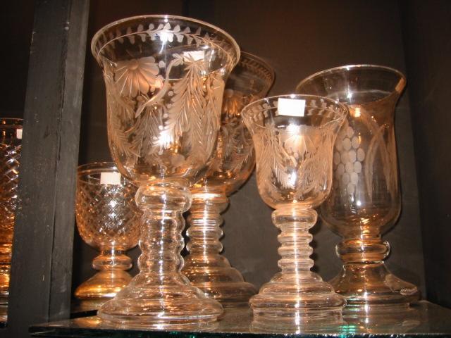 कांच के हाथ से बने शिल्प