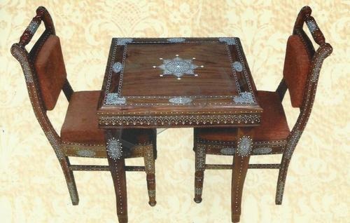 लकड़ी की खाने की मेज