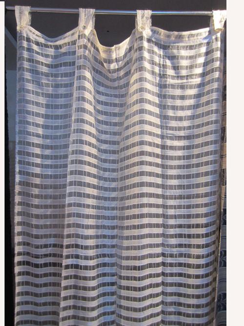 व्हाइट सिल्क स्ट्राइप ट्रांसपेरेंट पर्दा