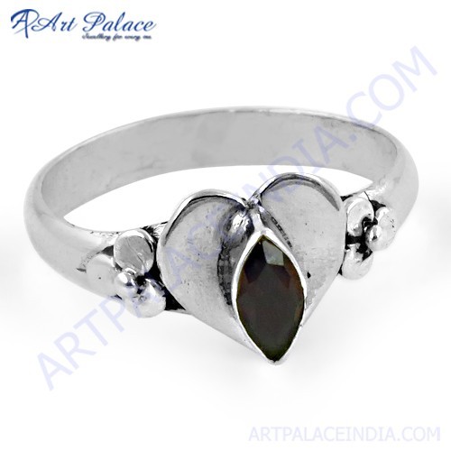 गार्नेट के साथ रोमांटिक हार्ट स्टाइल सिल्वर रिंग