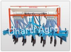 ट्रैक्टर द्वारा संचालित ऑटो। बीज-युक्त उर्वरक ड्रिल