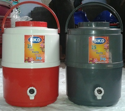 प्लास्टिक का पानी जग