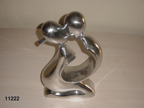 एल्यूमिनियम की मूर्ति