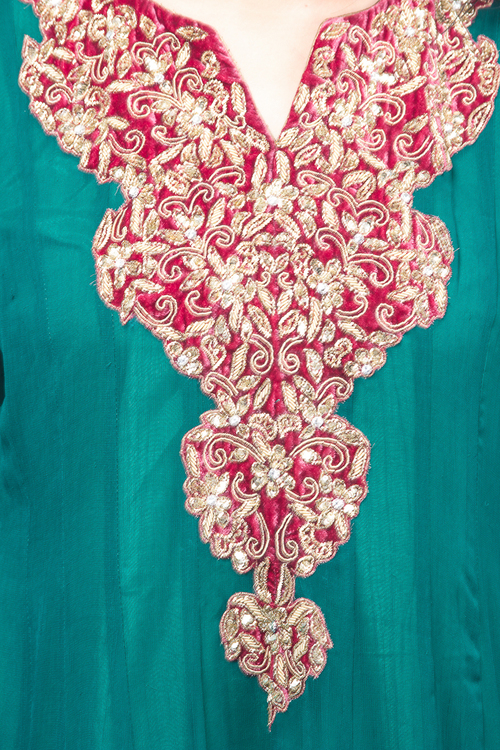 मोती कढ़ाई से बना हुआ