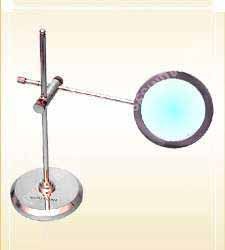 स्टैंड के साथ मैग्निफाइंग ग्लास