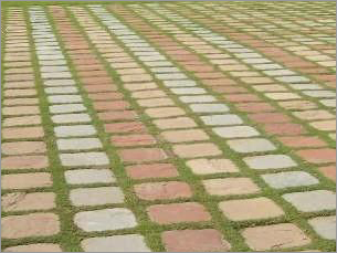 हमारे कारखाने में बेज, लाल और ग्रे रंग में पथ