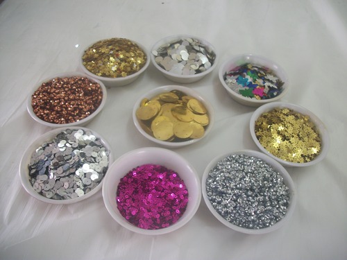 विभिन्न आकारों में धातु के सेक्विन