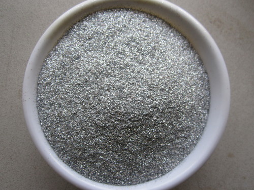 चांदी के रंग में चमकदार पाउडर