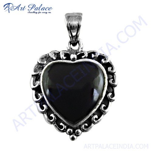 काले गोमेद के साथ प्रेमपूर्ण दिल शैली रत्न चांदी का लटकन