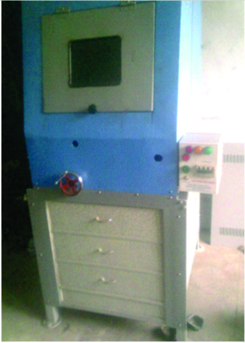 नमूना काटने की मशीन