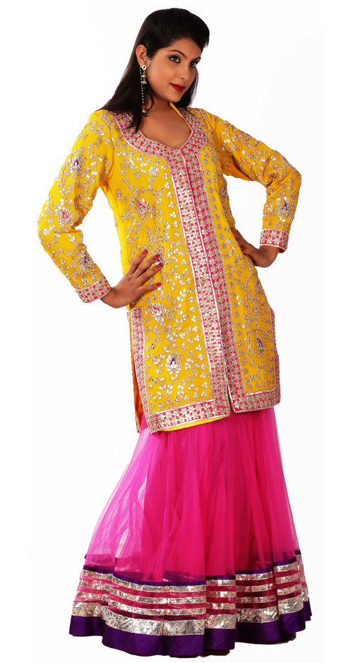 नेट पर पिंक कलर का डिजाइनर लॉन्ग कुर्ता