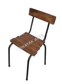 लोहे की लकड़ी की कुर्सी