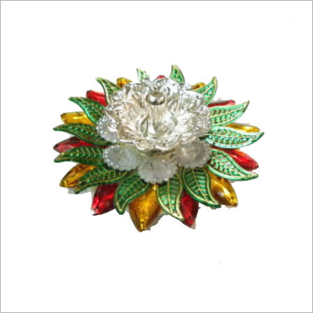 सफेद धातु की तैरती हुई लैंप