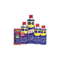 WD-40 एक बहुउपयोगी स्प्रे है जो जंग से रक्षा करता है, मेटल के हिस्से को साफ करता है, और ग्रीस तथा अन्य अवशेषों को हटाने में मदद करता है। यह कई स्थितियों में उपयोग किया जा सकता है, जैसे कि घरेलू, औद्योगिक और ऑटोमोबाइल।