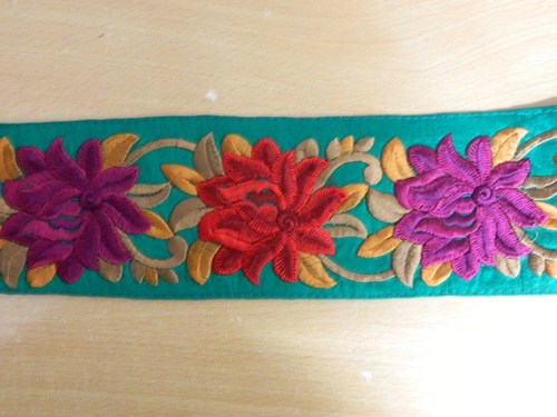 कढ़ाई की हुई लेस