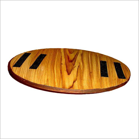 Surf Balance Board एक ऐसा उपकरण है जो संतुलन और कोर स्थिरता को सुधारने के लिए डिजाइन किया गया है। यह बोर्ड सर्फिंग, योग, या फिटनेस ट्रेनिंग के लिए उपयुक्त है, जो उपयोगकर्ता को विभिन्न संतुलन तकनीकों का अभ्यास करने में सहायता करता है।