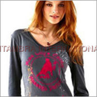 महिलाओं के वी-नेक टी शर्ट