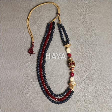 लाल और ग्रे पारंपरिक गले का टुकड़ा