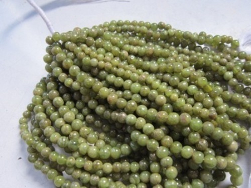 राउंड ब्रिलिएंट कट वैसोनाइट स्ट्रैंड