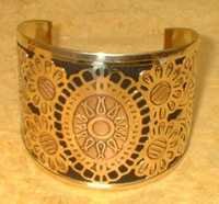 धातु की उभरी हुई बांगल