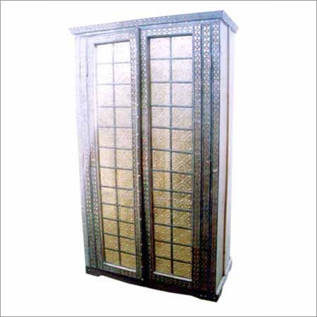 धातु से सज्जित प्राचीन अलमारी