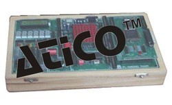 यूनिवर्सल FPGS CPLD किट - 33 MHz तक, चार 8-बिट I/O पोर्ट्स | Xilinx 9XC108, ऑन-चिप फ्लैश मेमोरी, RS-232, JTAG इंटरफेस