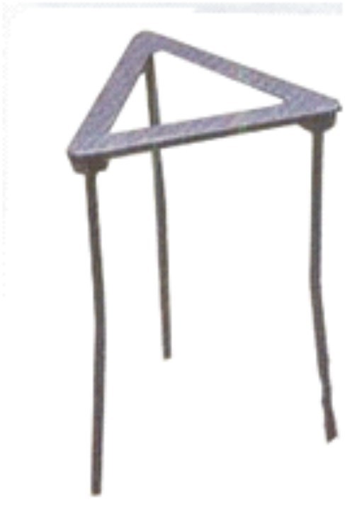 तिपाई खड़ा है