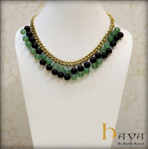 हरा और काला गर्दन का हार