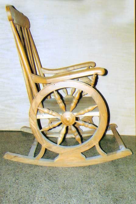 लकड़ी की झूलती कुर्सी