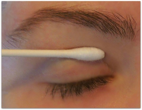 Qtip लटकते हुए पलकें लगाएं