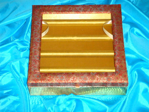 हाथ से बने आभूषण के डिब्बे