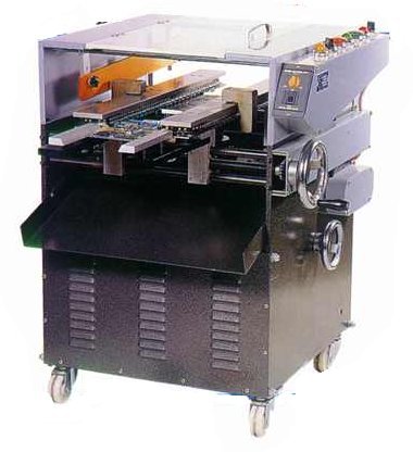 स्वचालित लीड काटने और दबाने की मशीन